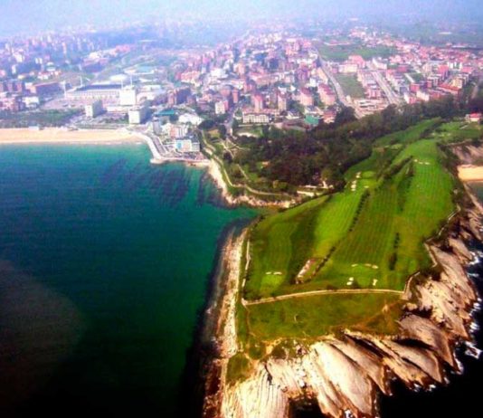 Vista aérea del club de golf Mataleñas en Santander